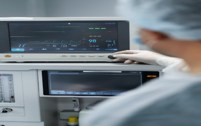 Profissional de saúde verificando sinais vitais em UTI