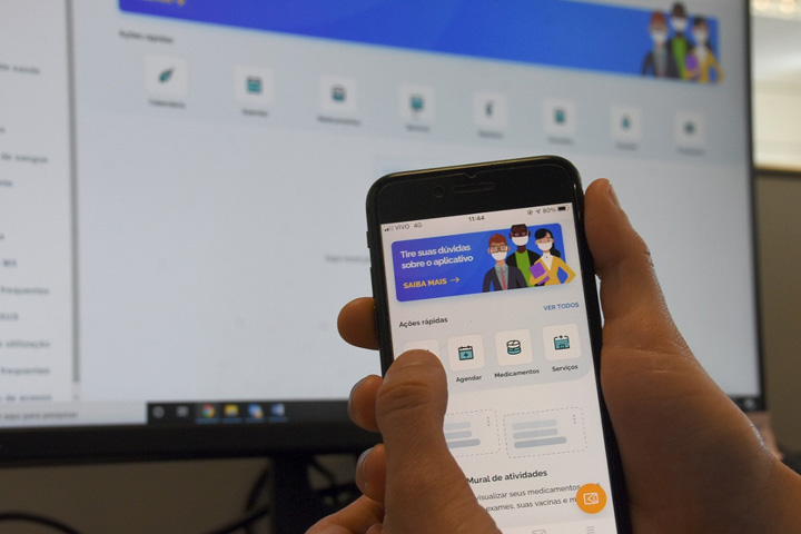 Fotografia de um smartphone com tela do aplicativo ConecteSUS do Ministério da Saúde/ Brasil.