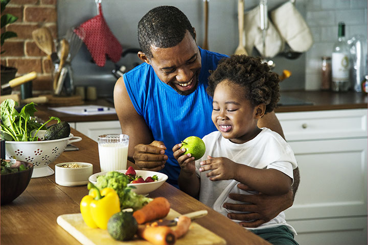 Fotografia de pai e filho cozinhando juntos