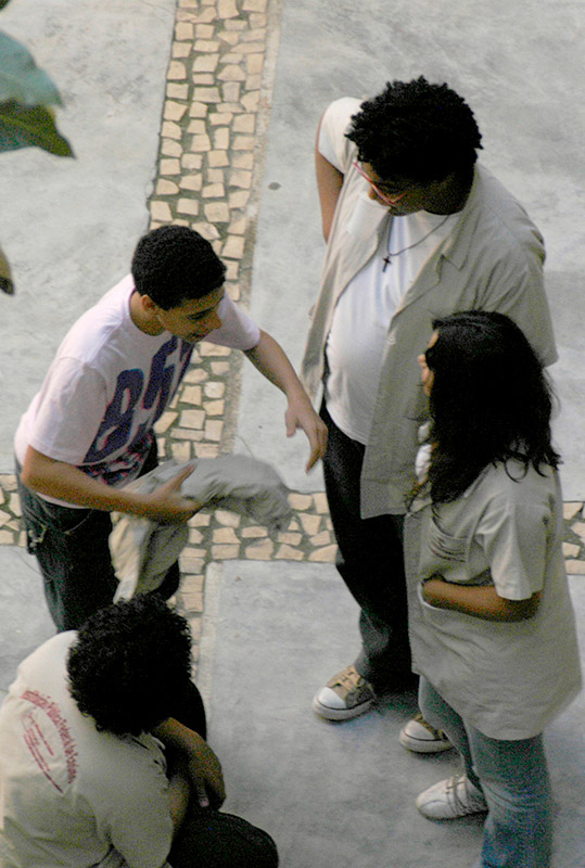 Fotografia de um grupo de pessoas conversando entre si.