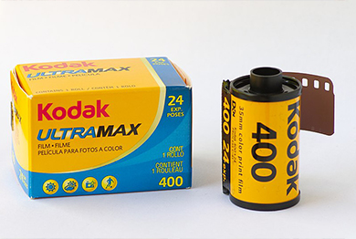 Imagem da caixinha amarela da Kodak e rolo de filme.