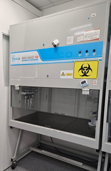 Cabine de segurança biológica classe A2, usada para manipulação segura de materiais biológicos em laboratório.