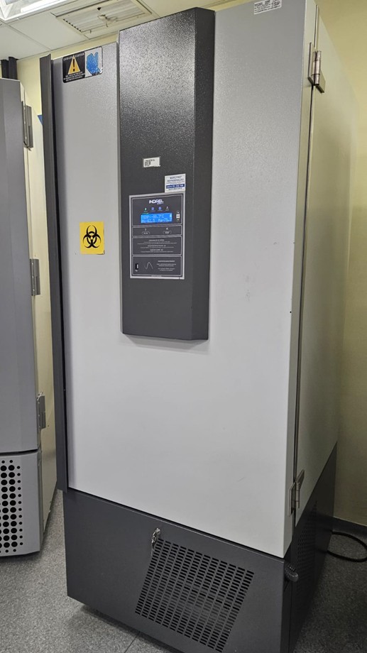 Ultrafreezer -80°C para armazenamento de amostras biológicas e culturas celulares em laboratório.