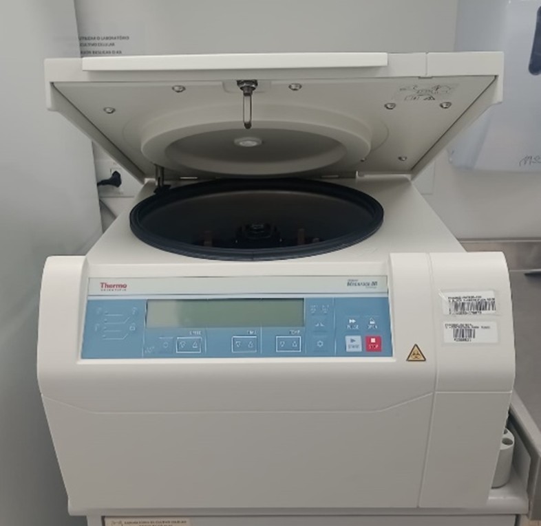 Centrífuga de laboratório com tampa aberta, utilizada para cultivo celular.