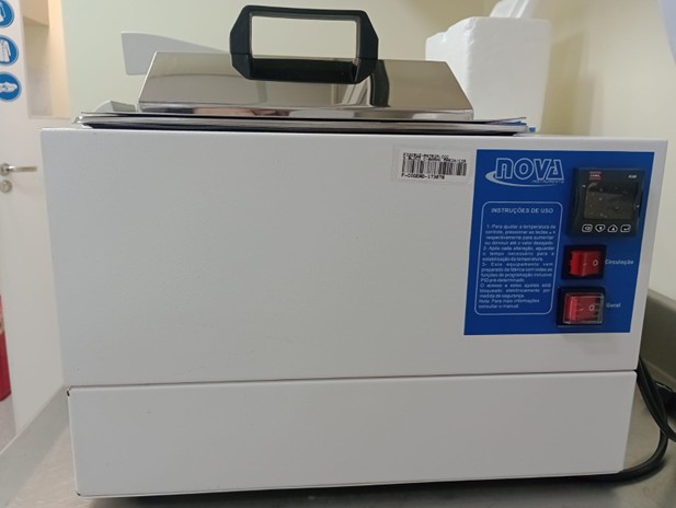 Banho-maria com termostato usado em laboratório para manter amostras aquecidas a temperaturas controladas.