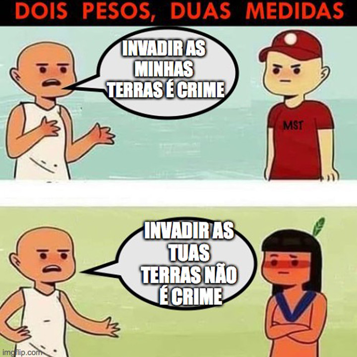 Cartum com dois quadros, há um cabeçalho em fundo preto e letras vermelhas “Dois pesos, duas medidas”. Em um fundo azul, um personagem careca de regata branca lisa diz a um personagem que veste um boné vermelho com um círculo branco e uma camisa de meia manga vermelha com o dizer “MST” em letras pretas: “Invadir as minhas terras é crime”. Em um fundo verde o mesmo personagem de regata branca diz a um índio com cabelo preto médio e liso, pintura vermelha de urucum em uma faixa horizontal na linha dos olhos, uma pena verde no topo da cabeça e um colar azul que está com os braços cruzados: “Invadir as tuas terras não é crime”.