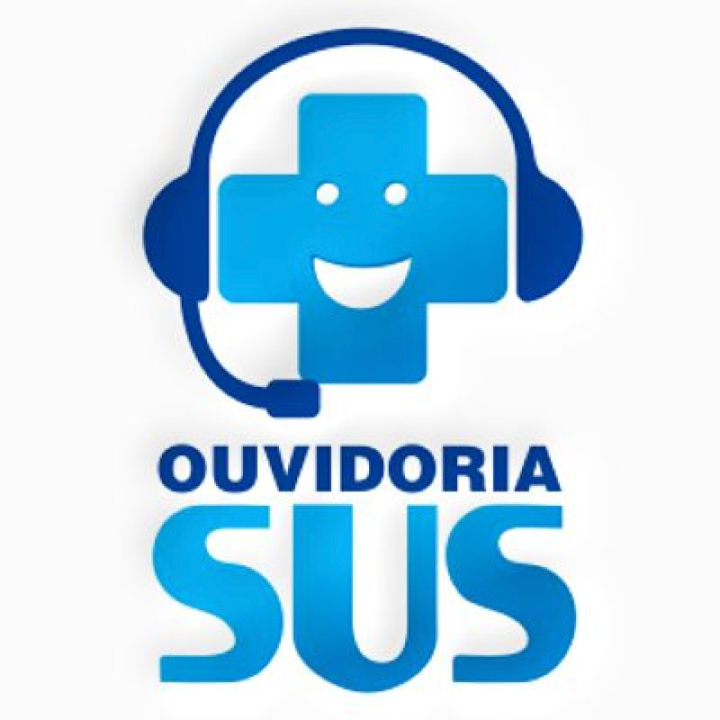 Logomarca do serviço de ouvidoria do SUS: uma cruz azul com rosto sorridente utiliza um fone de ouvidos com microfone. Abaixo escrito em azul: Ouvidoria SUS.