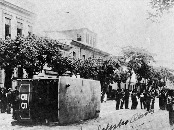 Bonde virado no Centro do Rio de Janeiro durante a Revolta da Vacina.