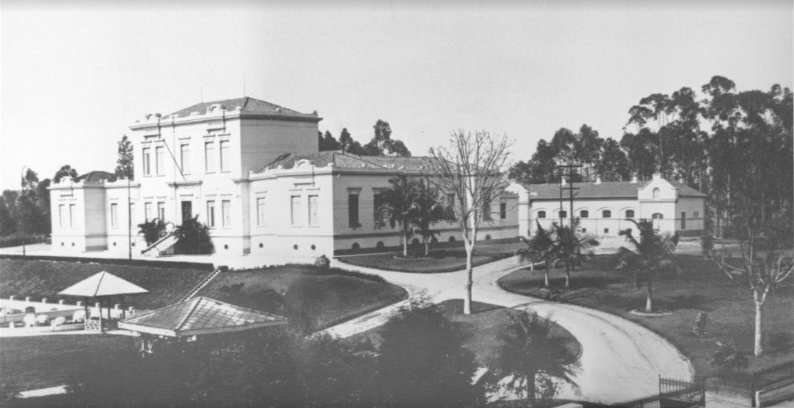 Prédio central do Instituto Butantan, década de 1940.