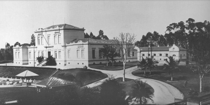 Prédio central do Instituto Butantan, década de 1940.​