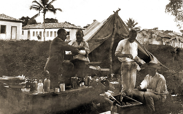 Antônio Martins realizando atendimento médico em Palma (GO), 1911.