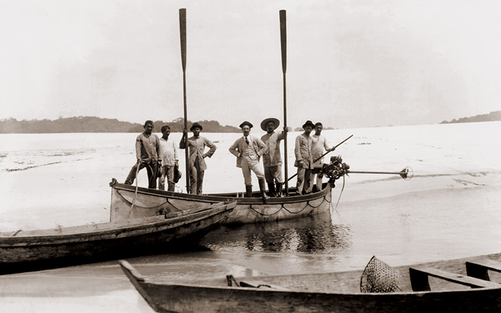 Membros de expedição científica no Rio Negro. Ao centro, Carlos Chagas, tendo à sua esquerda o biólogo Antônio Pacheco Leão. São Gabriel da Cachoeira (AM), 1913.