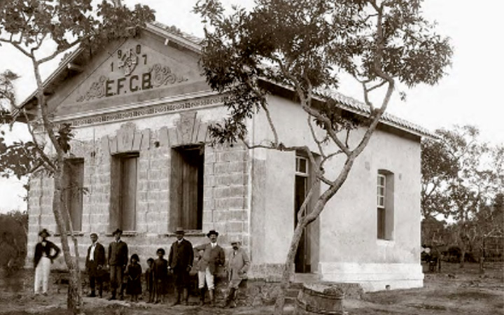 Belisário Penna (primeiro à direita) e, ao seu lado, Carlos Chagas, em prédio da Estrada de Ferro Central do Brasil em Lassance, 1908.