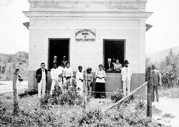 Belisário Penna, primeiro à esquerda, e pacientes do posto de profilaxia rural de Guaratiba (RJ), entre 1918 e 1922.