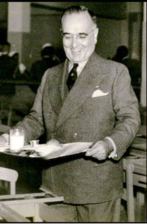 Getúlio Vargas em um restaurante do SAPS, 1940/1945. 