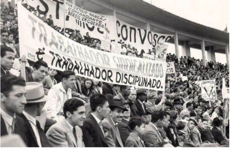 Manifestação pró-Vargas no 1º de Maio de 1944. Ministério do Trabalho surge em 1930. Estádio do Pacaembu, SP.