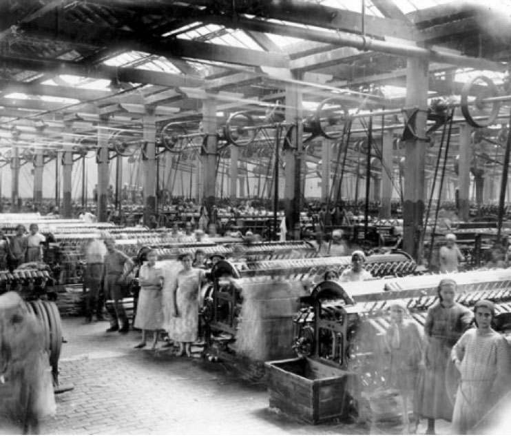 Trabalhadores da Fábrica Santana da Companhia Nacional de Tecidos de Juta, 1931.