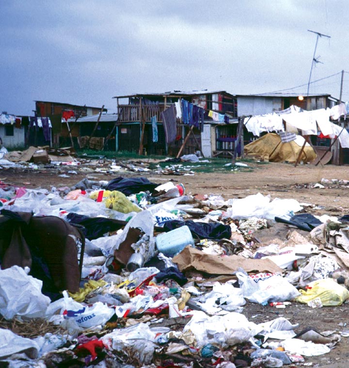 Aspecto de uma favela em São Paulo. O impacto das condições na saúde foi uma pauta importante no desenvolvimento do campo da saúde brasileiro.
                                                