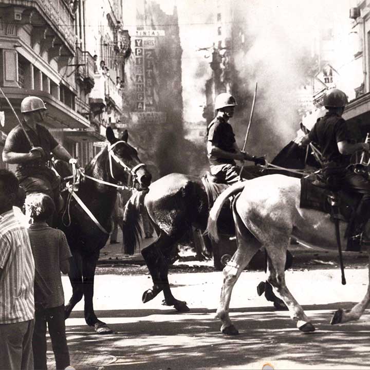 Policiais a cavalo combatem manifestação contra o regime militar no centro do Rio de Janeiro em 1968. 