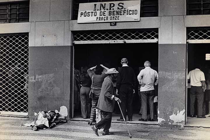 Posto de atendimento do Instituto Nacional de Previdência Social no centro do Rio de Janeiro. Originado da fusão dos antigos IAPs, o INPS significou uma tentativa de racionalização administrativa e financeira do sistema previdenciário.