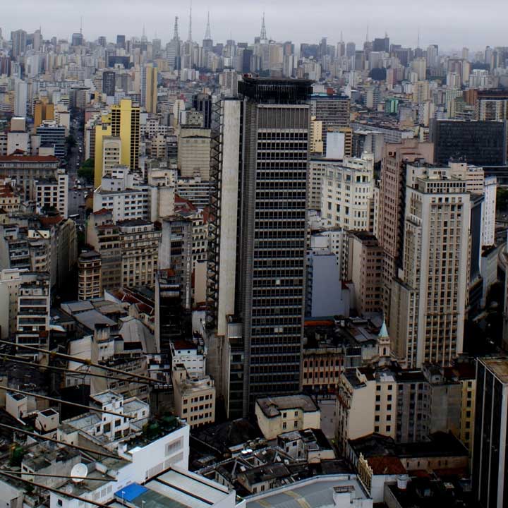 Região central da cidade de São Paulo. Entre as décadas de 1960 e 1980, o Brasil foi palco de um intenso processo migratório dos campos para as cidades, tornando-se um país predominantemente urbano.