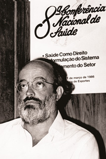 Sanitarista Sérgio Arouca, um dos líderes do movimento pela reforma sanitária, durante a VIII Conferência Nacional de Saúde, em 1986.