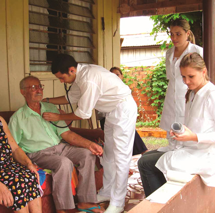 Equipe de Saúde da Família realizando atendimento domiciliar em Salvador.