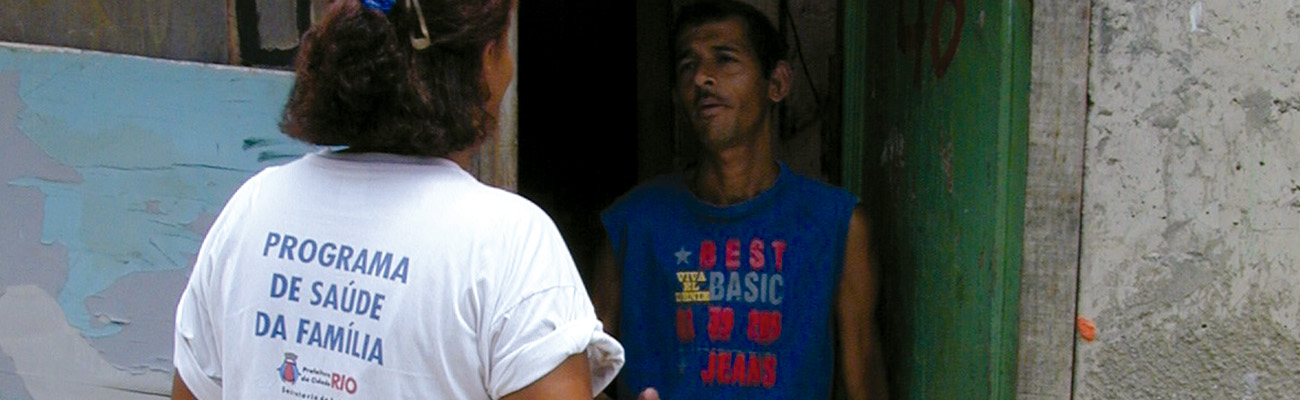 Agente Comunitário de Saúde realizando atendimento domiciliar. 