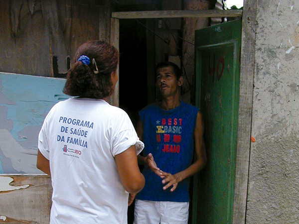 Agente Comunitário de Saúde realizando atendimento domiciliar. 