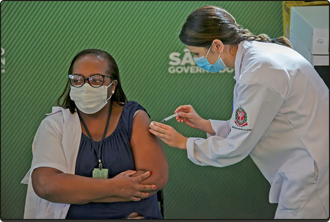 Mônica Calazans recebendo a vacina