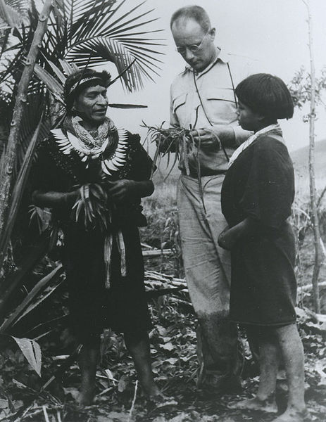 Dr. Richard Evan Schultes realizando estudo etnobotânico em povos indígenas no Amazonas (1940)