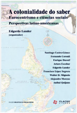 Capa do livro: 'A colonialidade do poder. Etnocentrismo e ciências sociais. Perspectivas Latino-Americanas'. O nome do autor é Edgardo Lander. A cor da capa é azul claro e cinza. A parte azul representa o oceano e a parte cinza representa o mapa da América Latina de cabeça para baixo. No canto inferior direito há o logotipo do Conselho Latino-Americano de Ciências Sociais.