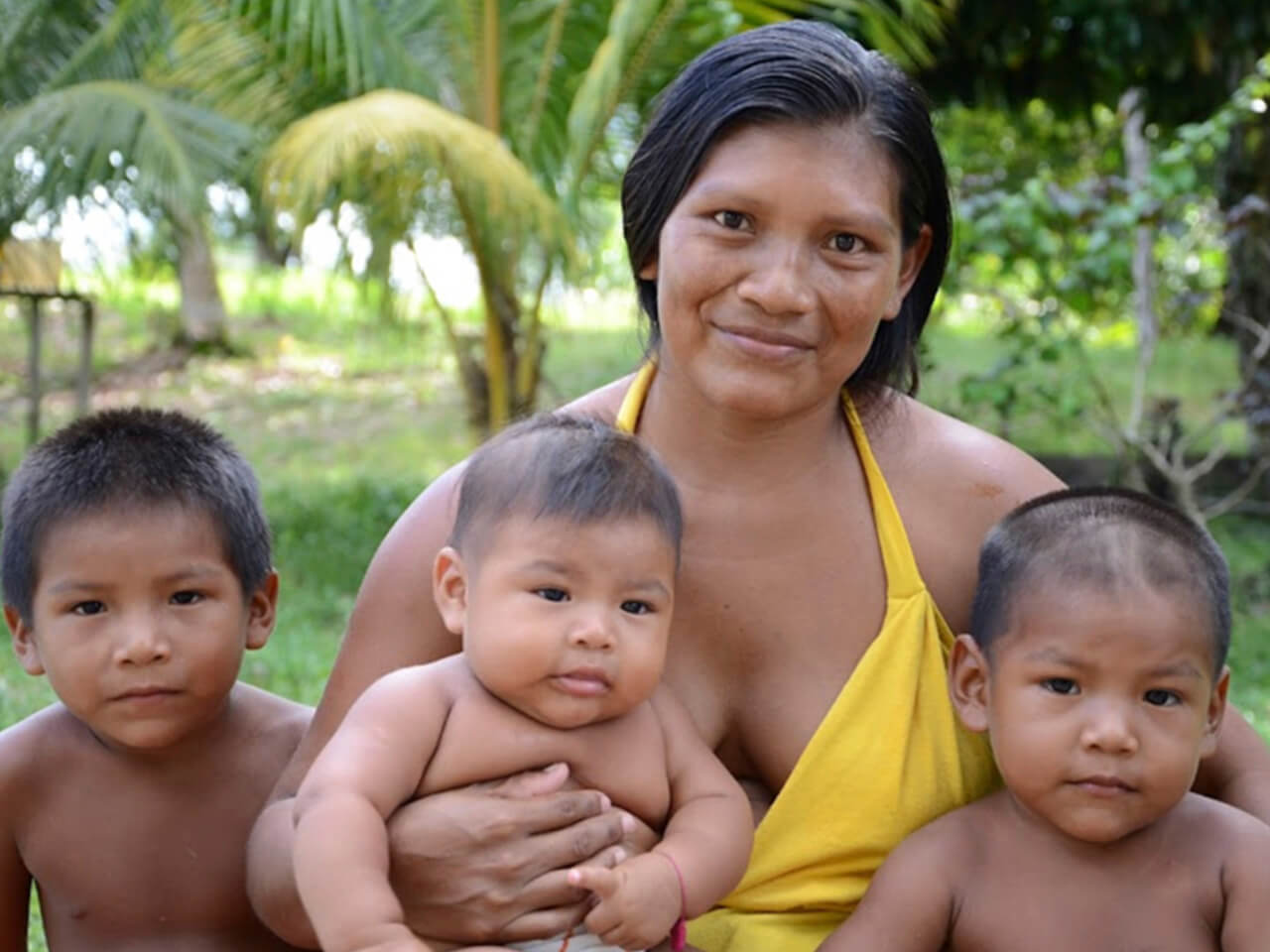 Mulher Munduruku com filhos, aldeia Kwatá, Amazonas. Foto: Raquel Dias-Scopel, 2011. 