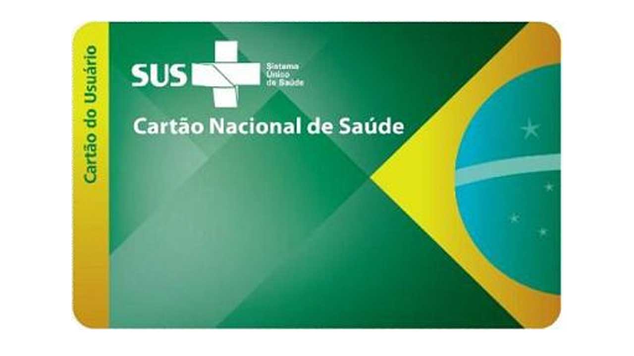 Cartão Nacional de saúde (SUS), ele é verde e possui a bandeira do Brasil no lado direito.