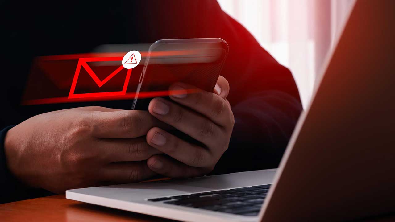 Fonte: Freepik Fotografia de mãos segurando um celular com notificação de recebimento de mensagem suspeita.
