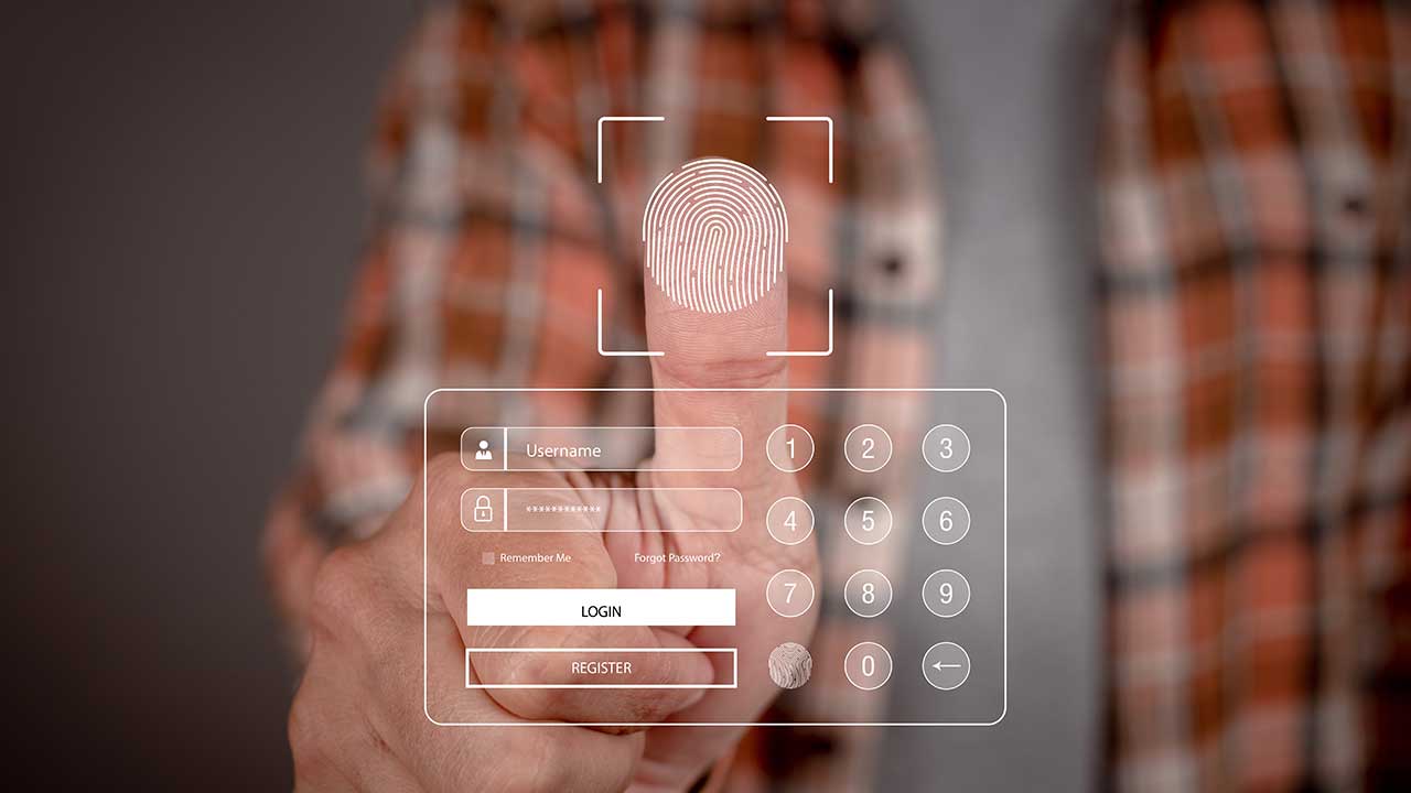 Fotografia de uma tela de login touch screen com leitor de digital e uma pessoa encostando o polegar.